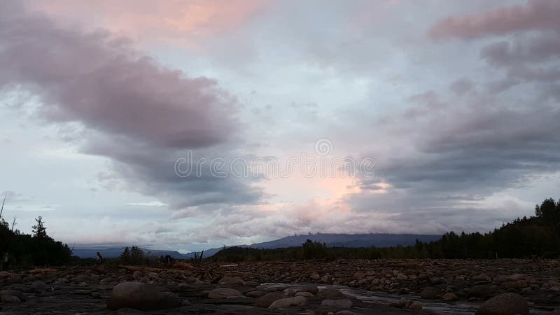 Coucher du soleil sur la rivière Studenaya Giperlaps