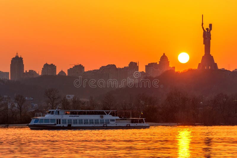Coucher du soleil sur le fleuve dans la ville images stock Coucher du soleil sur le fleuve dans la ville images stock