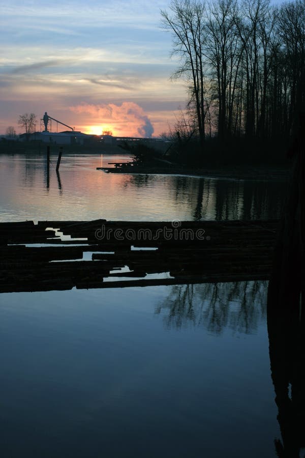 Coucher du soleil sur le fleuve de Fraser près du Br neuf de Westminster photo libre de droits Coucher du soleil sur le fleuve de Fraser près du Br neuf de Westminster photo libre de droits