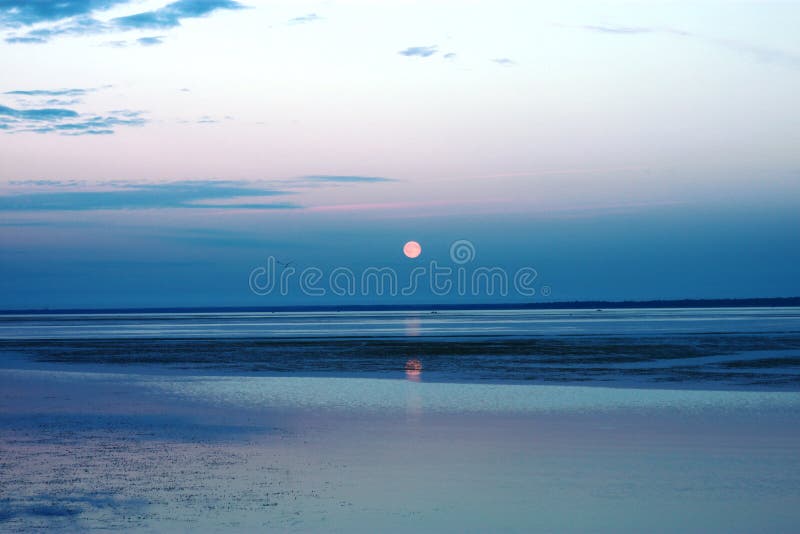 Coucher du soleil sur le lac Ladoga photos stock Coucher du soleil sur le lac Ladoga photos stock