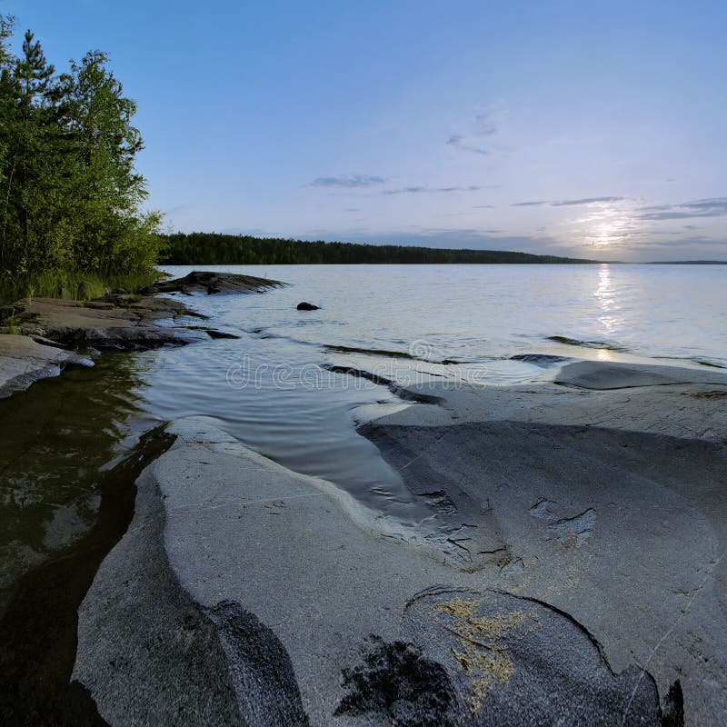 Coucher du soleil sur le lac Ladoga, Carélie, Russie image stock Coucher du soleil sur le lac Ladoga, Carélie, Russie image stock