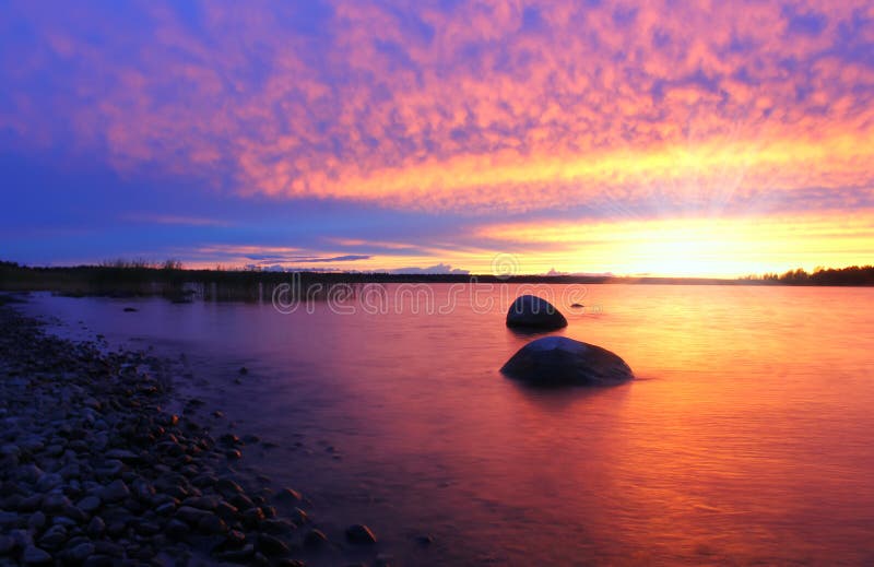 Coucher du soleil sur le lac Ladoga, Russie images stock Coucher du soleil sur le lac Ladoga, Russie images stock