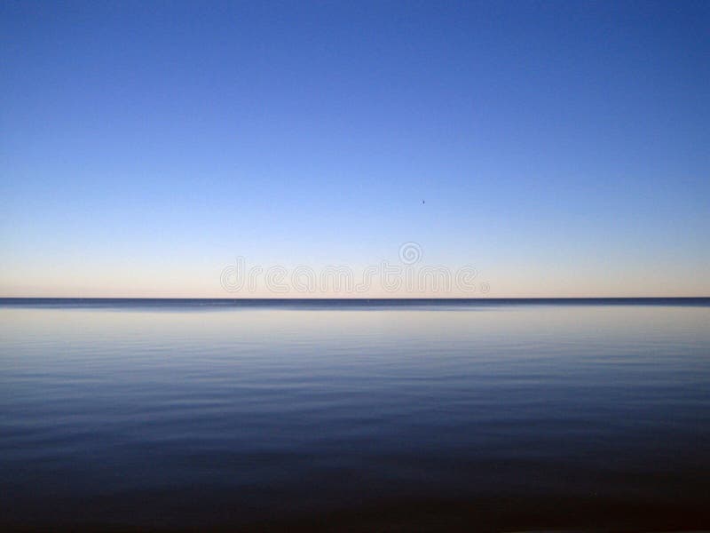 Coucher du soleil sur le lac Peipsi en été. photographie stock libre de droits Coucher du soleil sur le lac Peipsi en été. photographie stock libre de droits