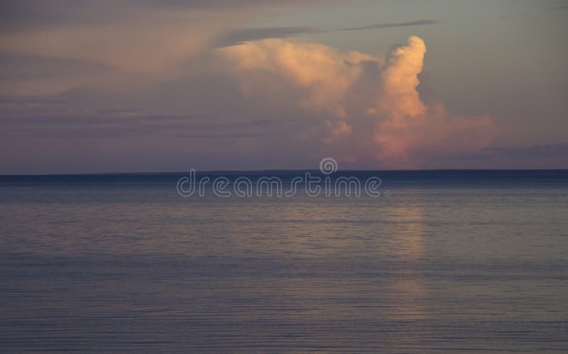 Coucher du soleil sur le rivage du lac Ladoga photos libres de droits Coucher du soleil sur le rivage du lac Ladoga photos libres de droits