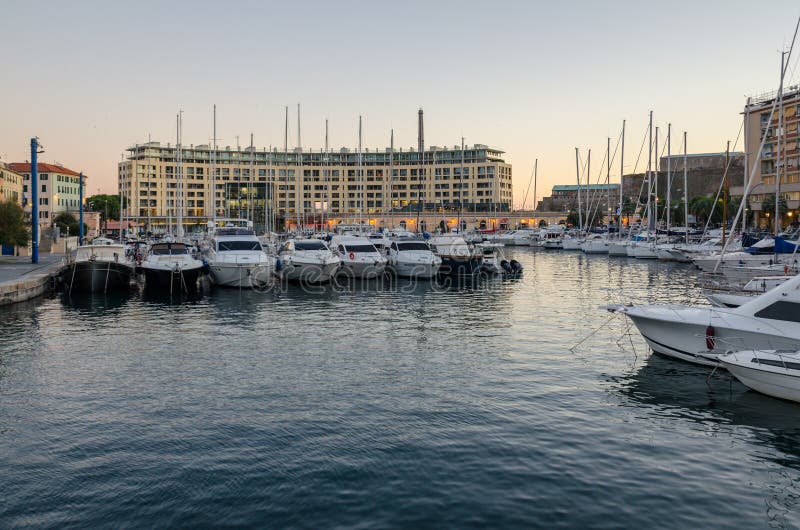 Coucher du soleil sur le vieux dock de Savone en Ligurie photographie stock libre de droits Coucher du soleil sur le vieux dock de Savone en Ligurie photographie stock libre de droits