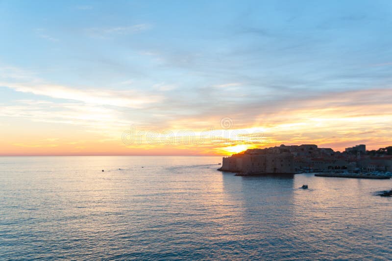 Coucher Du Soleil Tombant Sur Les Murs De Dubrovnik Un Jour