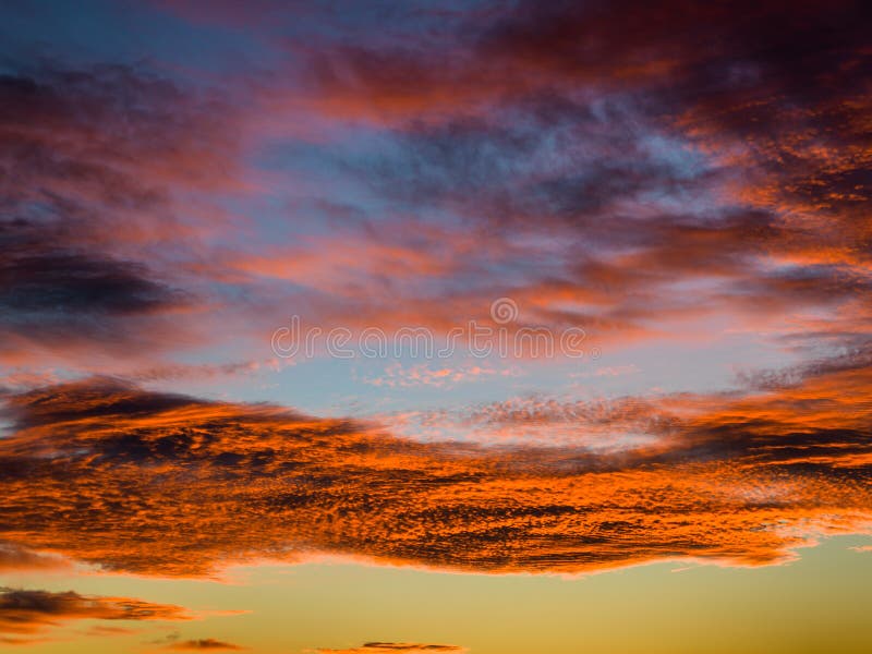 Coucher du soleil tropical avec de beaux nuages dans orange et le ciel crépusculaire photographie stock Coucher du soleil tropical avec de beaux nuages dans orange et le ciel crépusculaire photographie stock