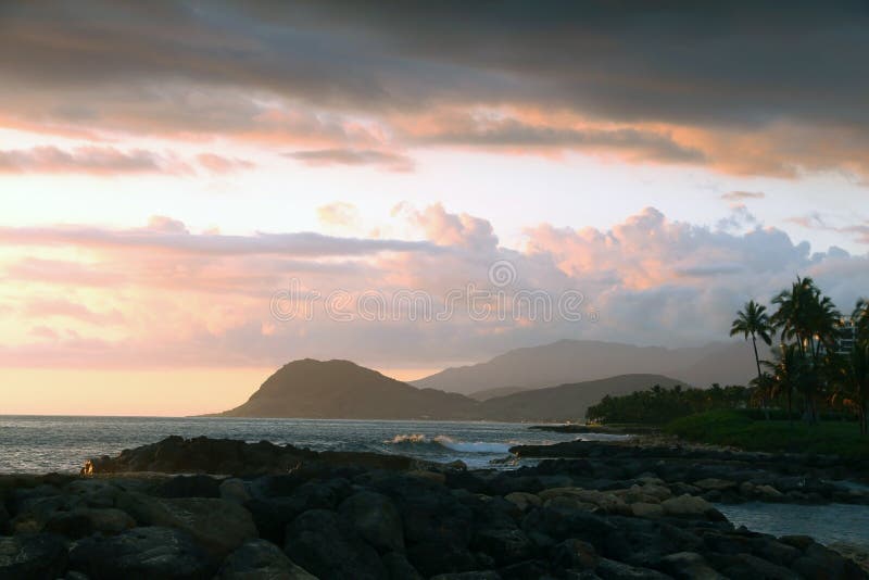 Coucher du soleil tropical d'île, Oahu, Hawaï image libre de droits Coucher du soleil tropical d'île, Oahu, Hawaï image libre de droits