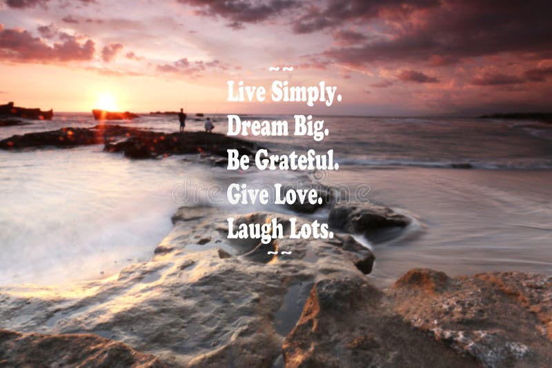 Coucher Du Soleil Trouble Sur La Plage Avec La Citation Inspiree Vivent Simplement Le Reve Grand Soit Reconnaissant Donnent Image Stock Image Du Cliches Construction