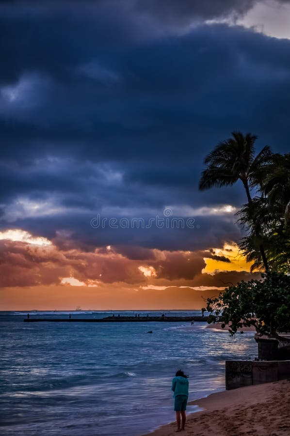 Coucher du soleil venteux à la plage de Waikiki image stock Coucher du soleil venteux à la plage de Waikiki image stock