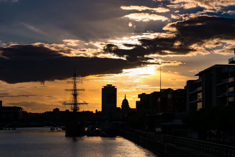 Coucher Du Soleil à Dublin Irlande Photo Stock Image Du