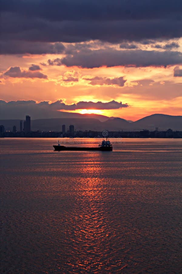 Coucher du soleil Vues colorées de la côte, des villes et des ports de la Turquie avec les navires amarrés de mer au coucher du s photographie stock libre de droits Coucher du soleil Vues colorées de la côte, des villes et des ports de la Turquie avec les navires amarrés de mer au coucher du s photographie stock libre de droits