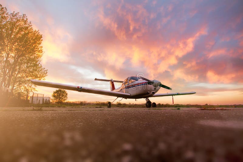 Coucher du soleil à l'aéroport photo stock Coucher du soleil à l'aéroport photo stock