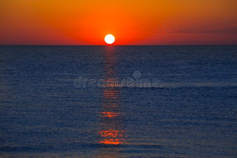 Coucher du soleil à la mer Méditerranée avec le ciel orange photos libres de droits Coucher du soleil à la mer Méditerranée avec le ciel orange photos libres de droits