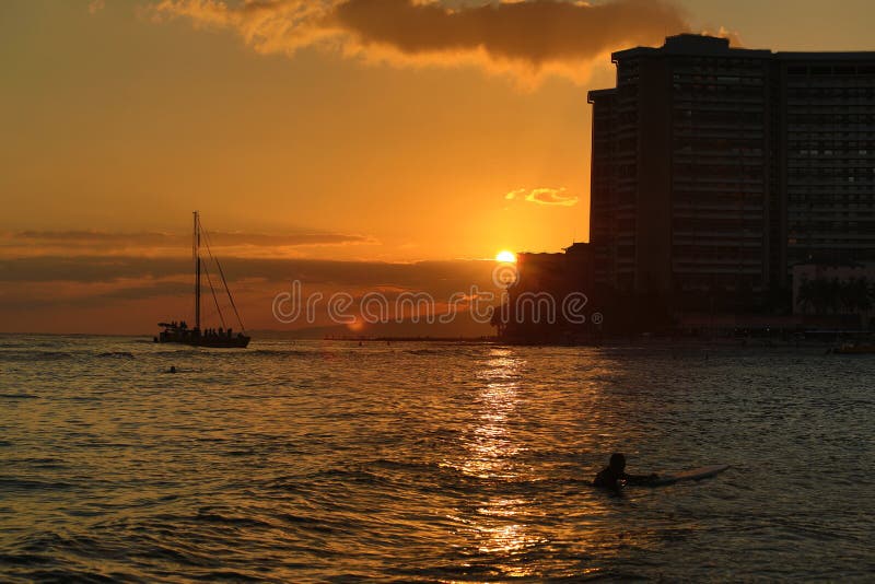 Coucher du soleil à la plage de waikiki photo libre de droits Coucher du soleil à la plage de waikiki photo libre de droits