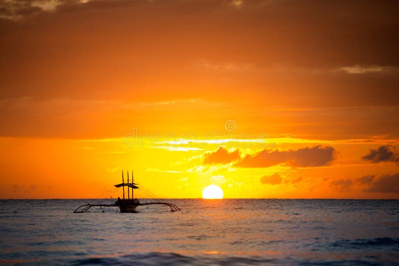 Coucher du soleil étonnant d'or avec le bateau de pêche image libre de droits Coucher du soleil étonnant d'or avec le bateau de pêche image libre de droits
