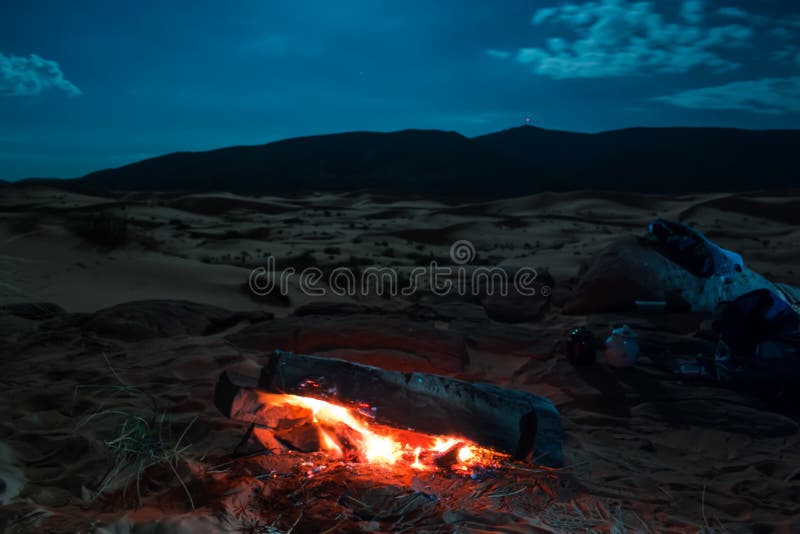 Coucher du soleil étonnant en dunes de désert photographie stock Coucher du soleil étonnant en dunes de désert photographie stock