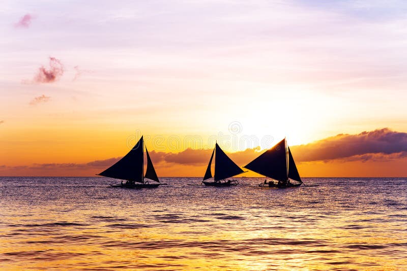 Coucher du soleil étonnant en mer Bateau à voiles images stock Coucher du soleil étonnant en mer Bateau à voiles images stock