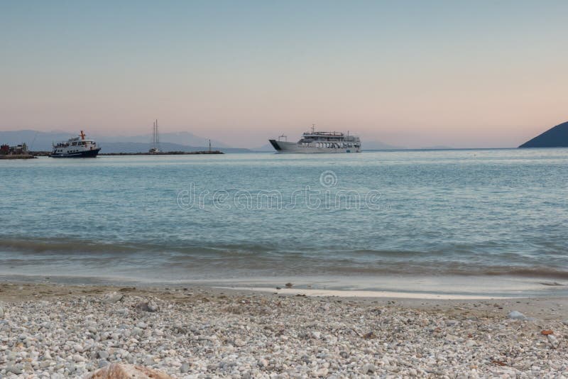 Coucher du soleil étonnant sur la plage du village de Vasiliki, Leucade, Grèce images stock Coucher du soleil étonnant sur la plage du village de Vasiliki, Leucade, Grèce images stock