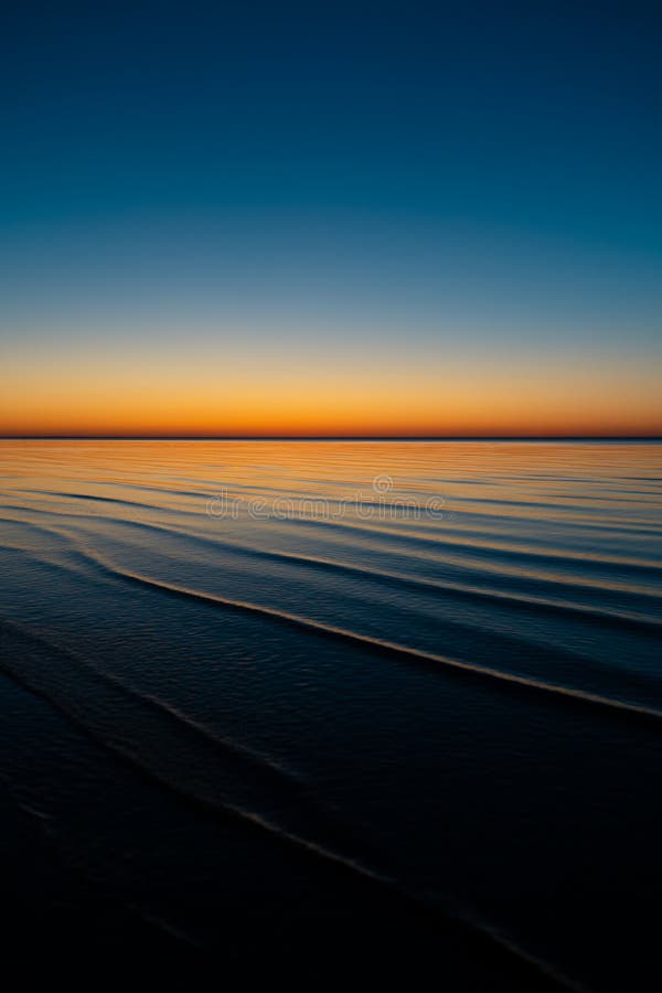 Coucher du soleil étonnant vif dans les pays Baltes - le crépuscule en mer avec l'horizon illumine par le soleil image libre de droits Coucher du soleil étonnant vif dans les pays Baltes - le crépuscule en mer avec l'horizon illumine par le soleil image libre de droits