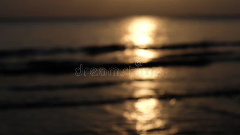 Couchers de soleil d'or au-dessus de la mer L'horizon de contacts du soleil La mer à couper le souffle Paysage marin au coucher d