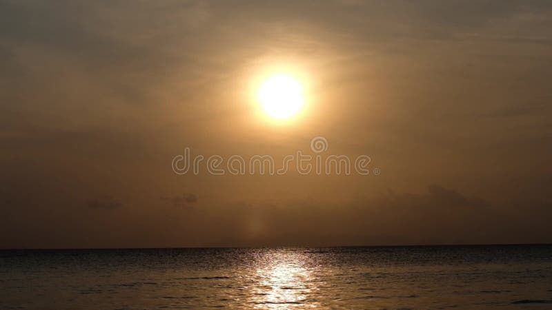 Couchers de soleil d'or au-dessus de la mer L'horizon de contacts du soleil La mer à couper le souffle Paysage marin au coucher d