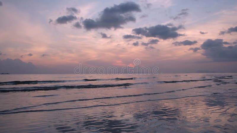 Couchers de soleil sur la mer rouge L'horizon de contacts du soleil Ciel rouge, soleil et mer époustouflante rose Paysage marin a