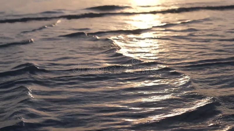 Couchers de soleil sur la mer rouge L'horizon de contacts du soleil Ciel rouge, soleil et mer époustouflante rose Paysage marin a