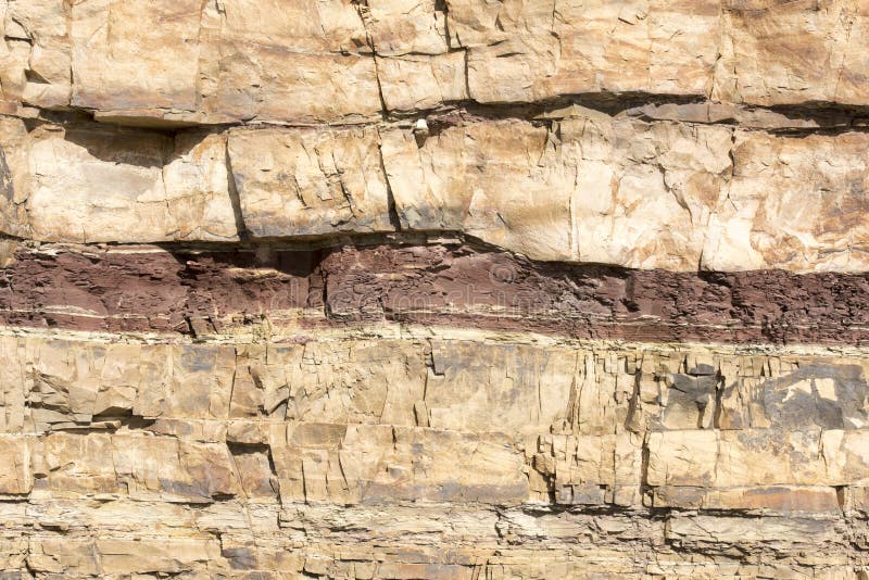 Les Couches De La Terre Dans Un Puits Photo stock Image du vert