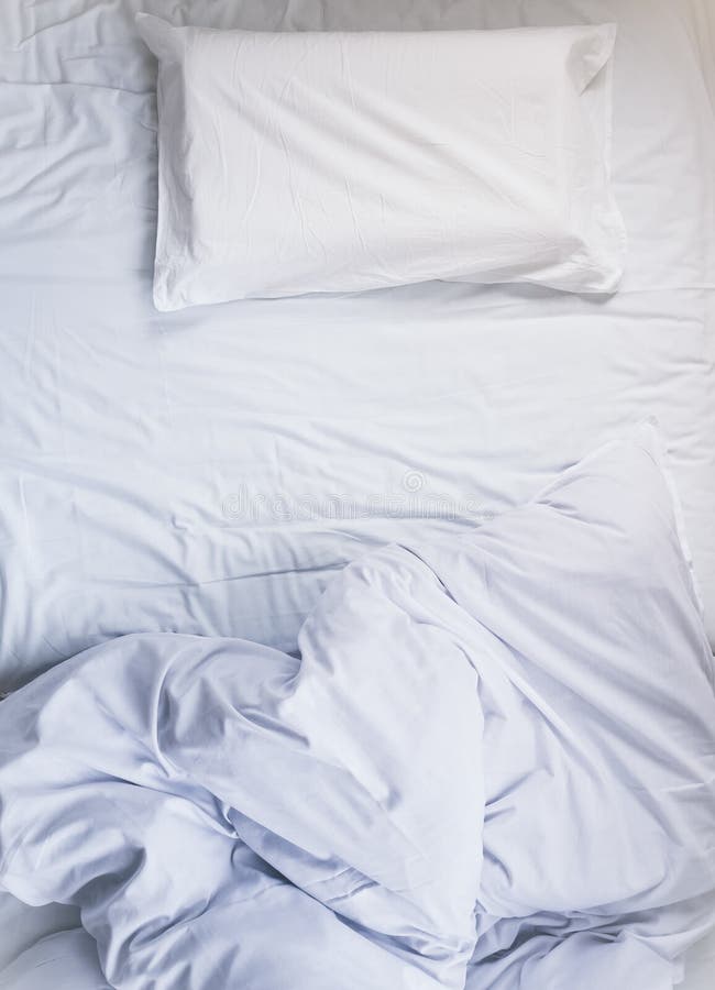 Couette qui n'est pas encore fait blanche de matelas de lit avec l'oreiller et la vue supérieure couvrante image libre de droits Couette qui n'est pas encore fait blanche de matelas de lit avec l'oreiller et la vue supérieure couvrante image libre de droits