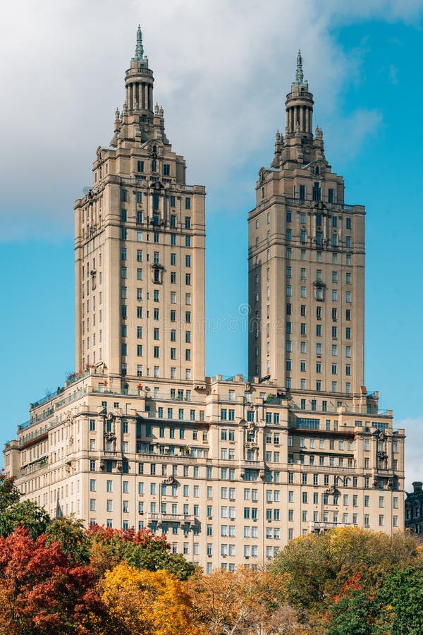 Couleur d'automne et Eldorado, dans l'Upper West Side, Manhattan, New York City photographie stock libre de droits Couleur d'automne et Eldorado, dans l'Upper West Side, Manhattan, New York City photographie stock libre de droits