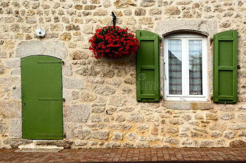 Couleur verte olive et fleurs de façade