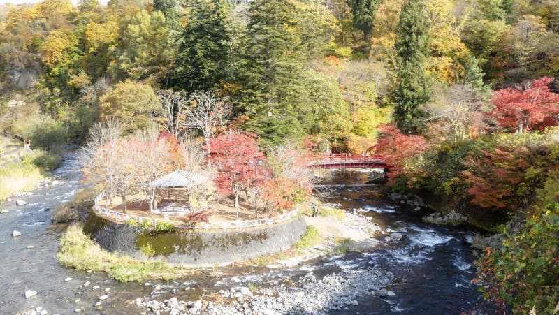 Couleurs d'automne de gorge de Naruko au Japon et à l'arrière-plan gentil de bleu et de nuage image libre de droits Couleurs d'automne de gorge de Naruko au Japon et à l'arrière-plan gentil de bleu et de nuage image libre de droits