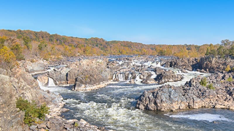 Couleurs de chute, traînée de fleuve Potomac, rivière, parc national de Great Falls, VA photographie stock libre de droits Couleurs de chute, traînée de fleuve Potomac, rivière, parc national de Great Falls, VA photographie stock libre de droits