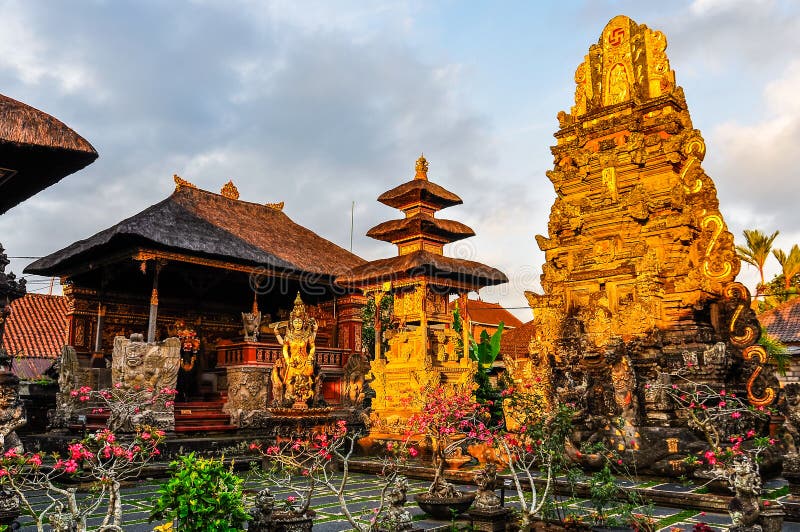 Fleurs Roses Dans Le Temple De Saraswati Dans Ubud Bali Fleurs Roses Dans Le Temple De Saraswati Dans Ubud Bali