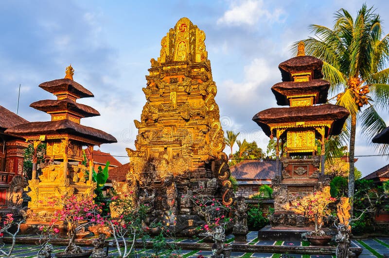 Fleurs Roses Dans Le Temple De Saraswati Dans Ubud Bali Fleurs Roses Dans Le Temple De Saraswati Dans Ubud Bali