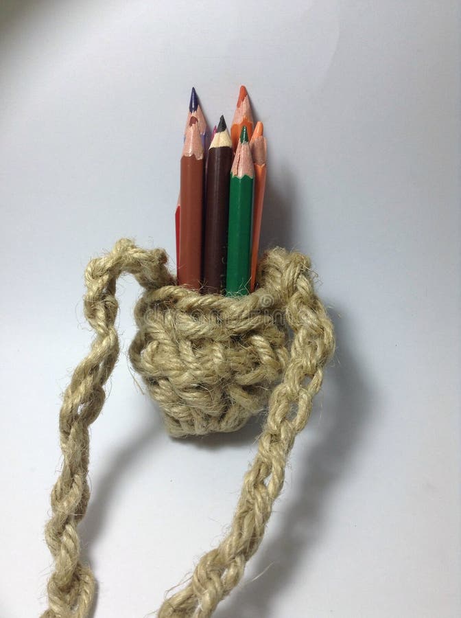 Couleurs de crayon dans un support à crochet de jute images libres de droits Couleurs de crayon dans un support à crochet de jute images libres de droits