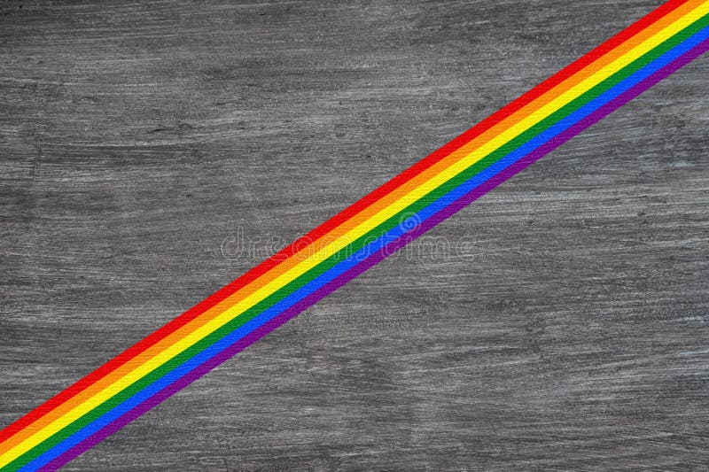 Couleurs de drapeau de LGBT au-dessus de fond texturis? en bois Fiert? homosexuelle Vue sup? rieure avec l'espace pour le texte photo stock