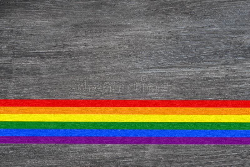 Couleurs de drapeau de LGBT au-dessus de fond texturis? en bois Fiert? homosexuelle Vue sup? rieure avec l'espace pour le texte photographie stock