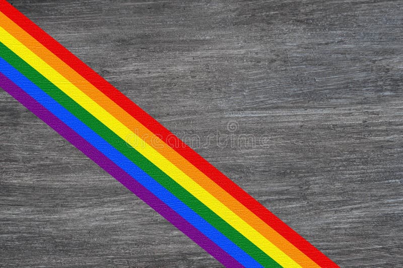 Couleurs de drapeau de LGBT au-dessus de fond texturis? en bois Fiert? homosexuelle Vue sup? rieure avec l'espace pour le texte photo libre de droits