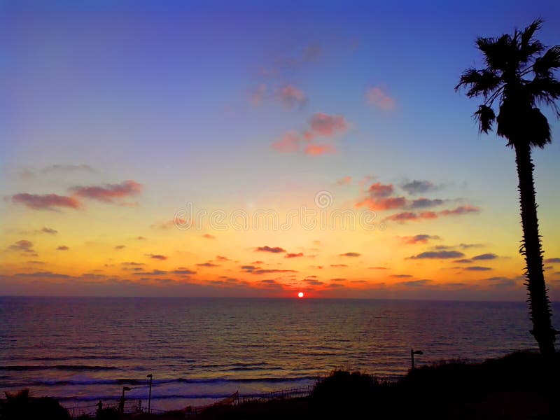 Couleurs lumineuses de coucher du soleil dans Netanya l'israel photo libre de droits Couleurs lumineuses de coucher du soleil dans Netanya l'israel photo libre de droits