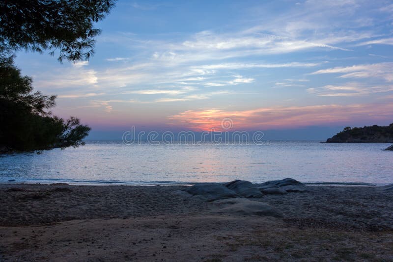 Couleurs magnifiques de coucher du soleil au-dessus de la mer dans Sithonia, Grèce images stock Couleurs magnifiques de coucher du soleil au-dessus de la mer dans Sithonia, Grèce images stock