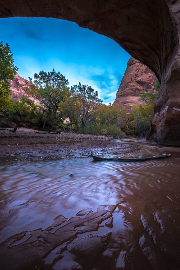 Couleurs naturelles d'automne d'Escalante Utah Etats-Unis de pont de coyote photo libre de droits Couleurs naturelles d'automne d'Escalante Utah Etats-Unis de pont de coyote photo libre de droits