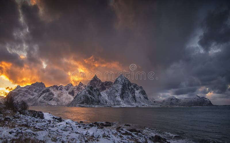 Couleurs par la mer quelque part dans Flakstad, îles de Lofoten photo libre de droits Couleurs par la mer quelque part dans Flakstad, îles de Lofoten photo libre de droits