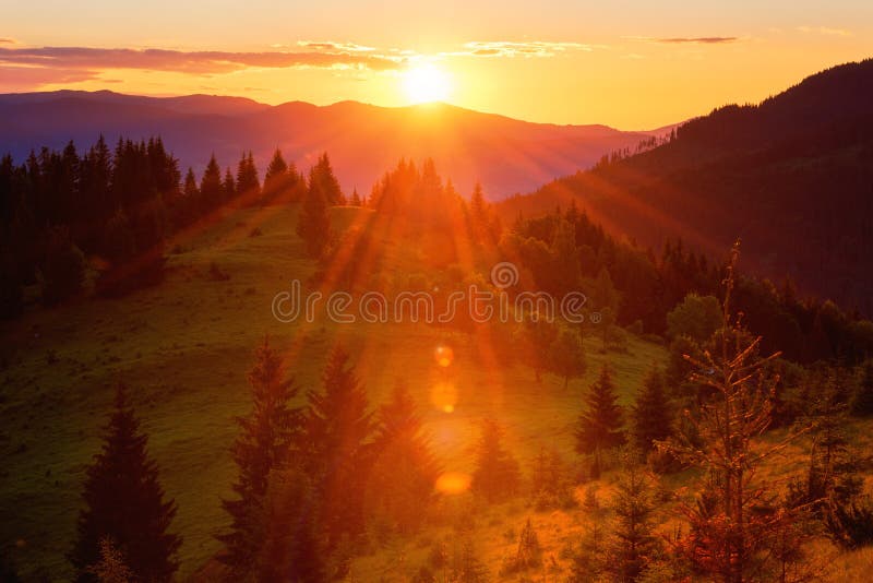 Couleurs étonnantes de coucher du soleil dans les montagnes, paysage d'été de nature photos libres de droits Couleurs étonnantes de coucher du soleil dans les montagnes, paysage d'été de nature photos libres de droits
