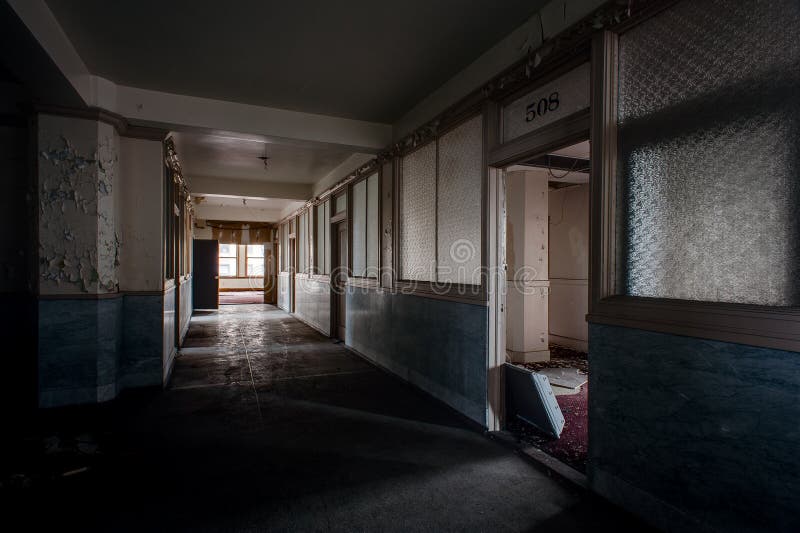 Couloir abandonné et bureaux - bâtiment abandonné de Stambaugh - Youngstown, Ohio images libres de droits Couloir abandonné et bureaux - bâtiment abandonné de Stambaugh - Youngstown, Ohio images libres de droits