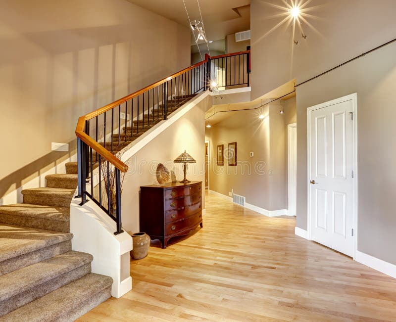 Couloir avec l'escalier dans la maison de luxe