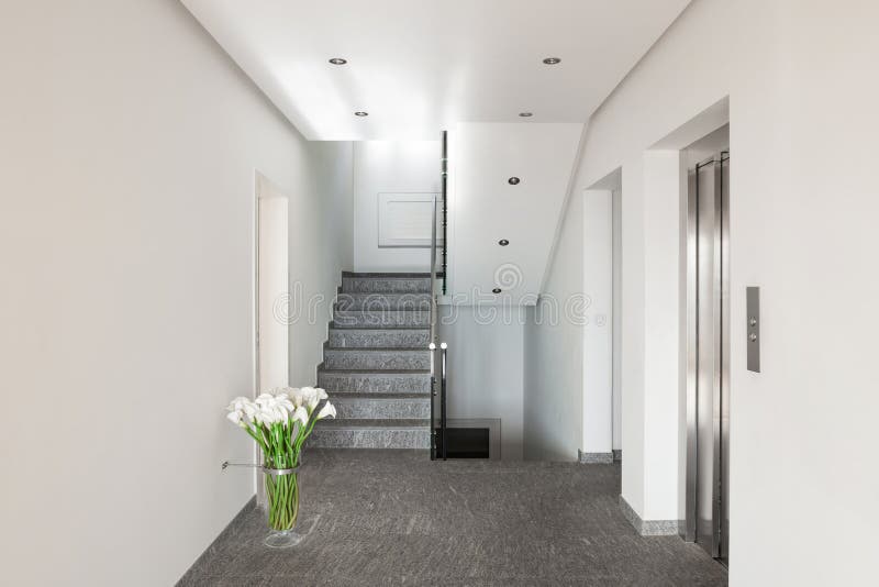 Couloir d'un immeuble moderne photographie stock Couloir d'un immeuble moderne photographie stock