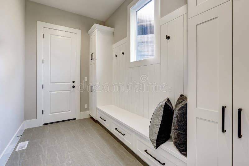 Couloir propre blanc dans la maison moderne de luxe
