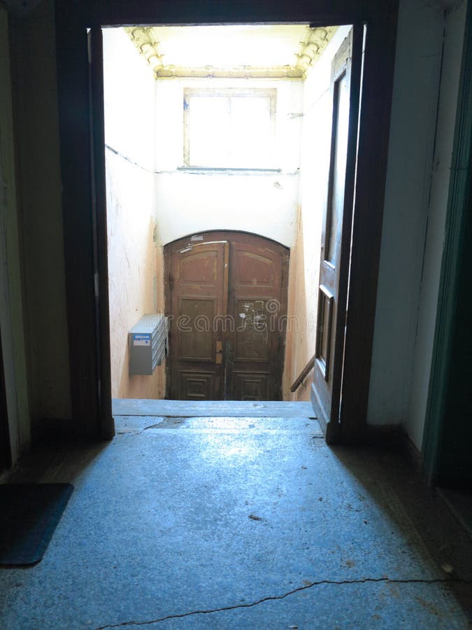 Couloir sale dans le vieux bâtiment abandonné photo libre de droits Couloir sale dans le vieux bâtiment abandonné photo libre de droits